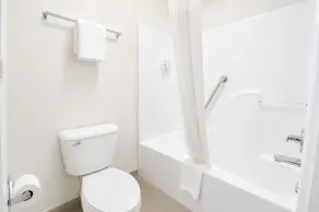 Quality Inn & Suites Malvern - Badeværelse