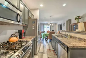 Fire Table, Grill: Surprise Cottage w/ Pool Access - Innenbereich