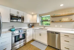 Waterfront Allyn Retreat w/ Guest House & Beach! - Innvendig