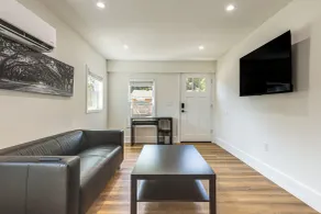Modern Retreat w/ Deck & Workspace Unit B - Interiør