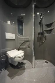 POP! Hotel Tebet Jakarta - Bathroom