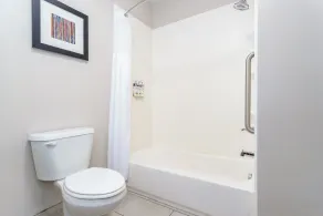 Holiday Inn Express & Suites Memphis Arpt Elvis Presley Blv by IHG - Salle de bain
