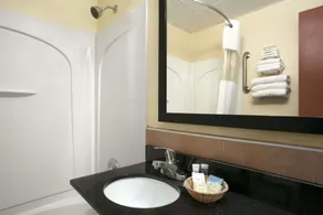 Travelodge by Wyndham Cleveland Lakewood - Salle de bain