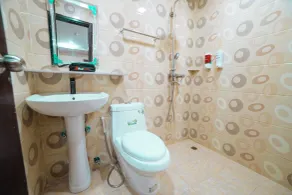RedDoorz Plus at Winter Benitez - Salle de bain