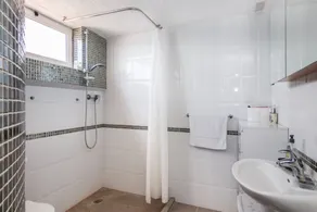 Sunset Balcony with Ocean Views and pool access - Badrum