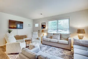 Relax Fireside: Family Home 6 Mi to Dtwn Beaufort! - Interior