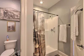 Airy Apartment With Deck - Walk to Main Street! - Innenbereich