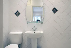 Sea Spray Hotel - Bathroom