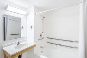 Super 8 by Wyndham Groton - Salle de bain