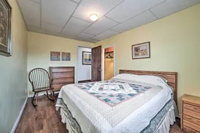 Walkable St Ignace Condo w/ Lake Huron Views - Innvendig