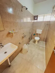 Sai Grand Villa Hotel Near Bangalore Airport - Bathroom