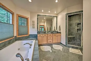 Upscale Family Retreat w/ Fire Pit, Walk to Beach! - Innenbereich