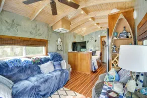 Bay St Louis Houseboat 6 Mi to Old Town & Beach! - Interior