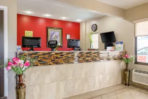 Econo Lodge Shorewood - Lobby