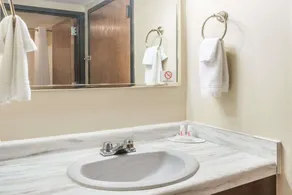 Super 8 by Wyndham Luverne - Bathroom
