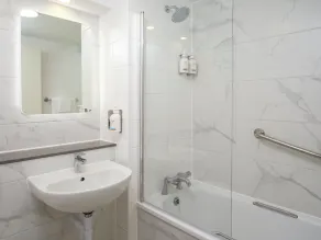 Garner Hotel Wolverhampton by IHG - Baño