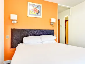 The Hotel Rafiya, Redditch - Room