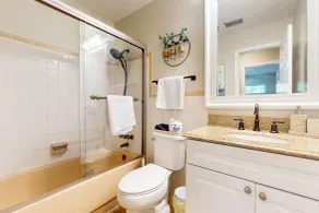 2403 Auburn Dr - Badezimmer