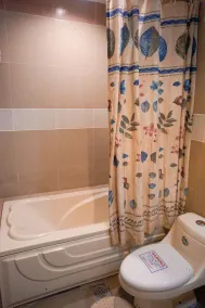 Crowne Garden Hotel - Bathroom