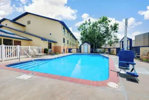 Super 8 by Wyndham Hutchinson - Piscine