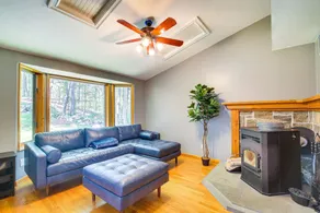 Lakefront New York Abode w/ Deck, Grill & Fire Pit - Interiör