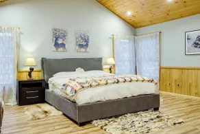 Adirondack Retreat w/ Heated Pool & Scenic Views! - Innvendig