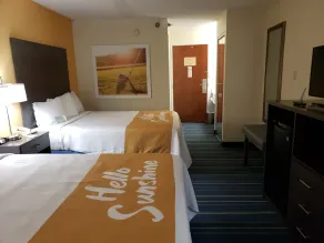 Days Inn by Wyndham Burlington East - Vue de la chambre