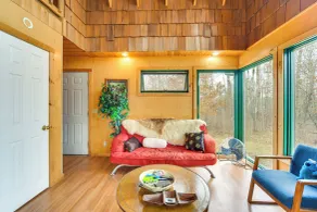 1 Mi to South Twin Lake: Cabin w/ Deck in Trego! - Innvendig