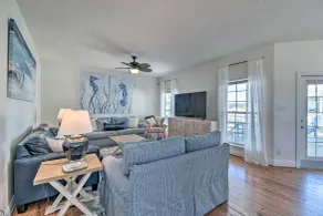 Pool Access & Steps to Beach: Coastal Getaway! - Innvendig