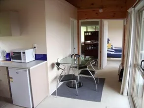 Whangarei Holiday Houses - Essbereich im Zimmer