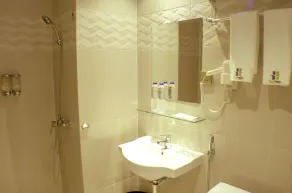 Heef Hotel Pasar Baru - Bathroom
