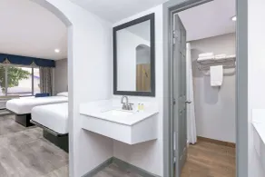 Days Inn by Wyndham South Fort Worth - Salle de bain