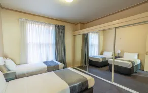 Clocktower Apartment Hotel - Værelse