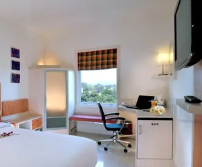 Hometel Chandigarh - Bathroom