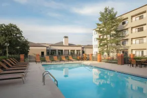 Courtyard by Marriott Louisville East - Piscine