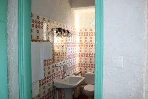 THE BONGOS - Socially Conscious Rooms, Part of the room rate goes to charity - Casa de banho