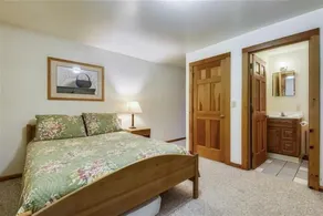 Das spektakuläre Sunburst Home bietet Platz für 25 Personen und verfügt über einen Innen- und einen Außenwhirlpool.  Perfekt für Familientreffen und Kurzurlaube. - Zimmer
