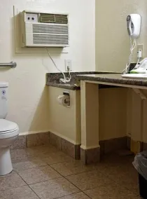 Monterey Pines Inn - Bathroom