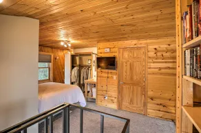 Crofton Cabin w/ Tiki Hut & Water Views! - Innvendig