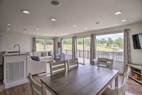 Walk to Boat Ramp! Lakefront Home w/ Deck in Afton - Innenbereich