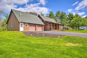 Rustic Zanesville Getaway w/ Expansive Yard! - Interiør