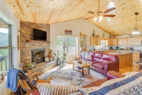 North Carolina Cabin - Pool Table & Mountain Views - Innvendig