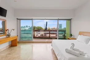 Deck12 Casino and Resort by Monyxbnb - Room
