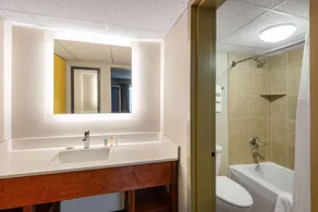 Days Inn by Wyndham Charlottesville/University Area - Salle de bain