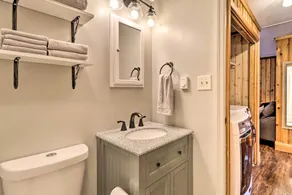 Near Skiing: Pocono Lake Cabin w/ Screened Patio - Interiör