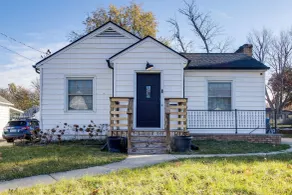Updated & Charming! Waterloo Home w/ Patio - Interiör