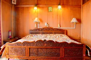Golden Flower Heritage Houseboats - Room