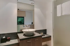Swim Out Apartments in Triton Street Beachfront Resort Palm Cove - Room