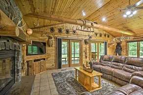 Scenic Cabin on 2 Acres Near Lake Holcombe Marina! - Interiør