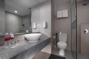 Yusra Inn Hotel Bekasi - Bathroom